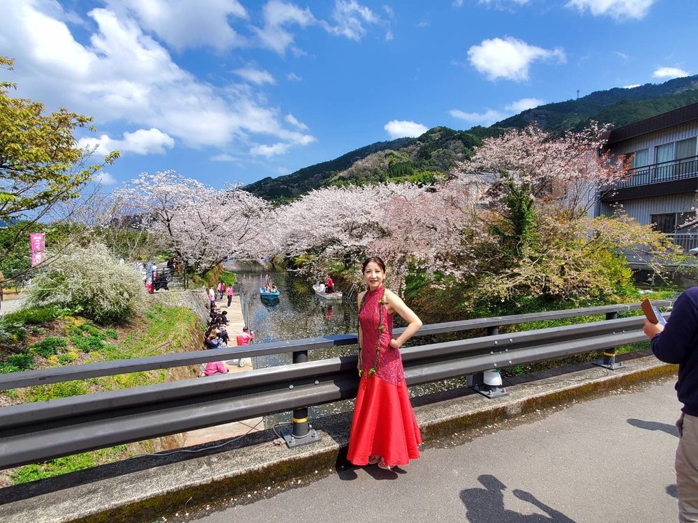 桜の下で微笑むkeiko先生